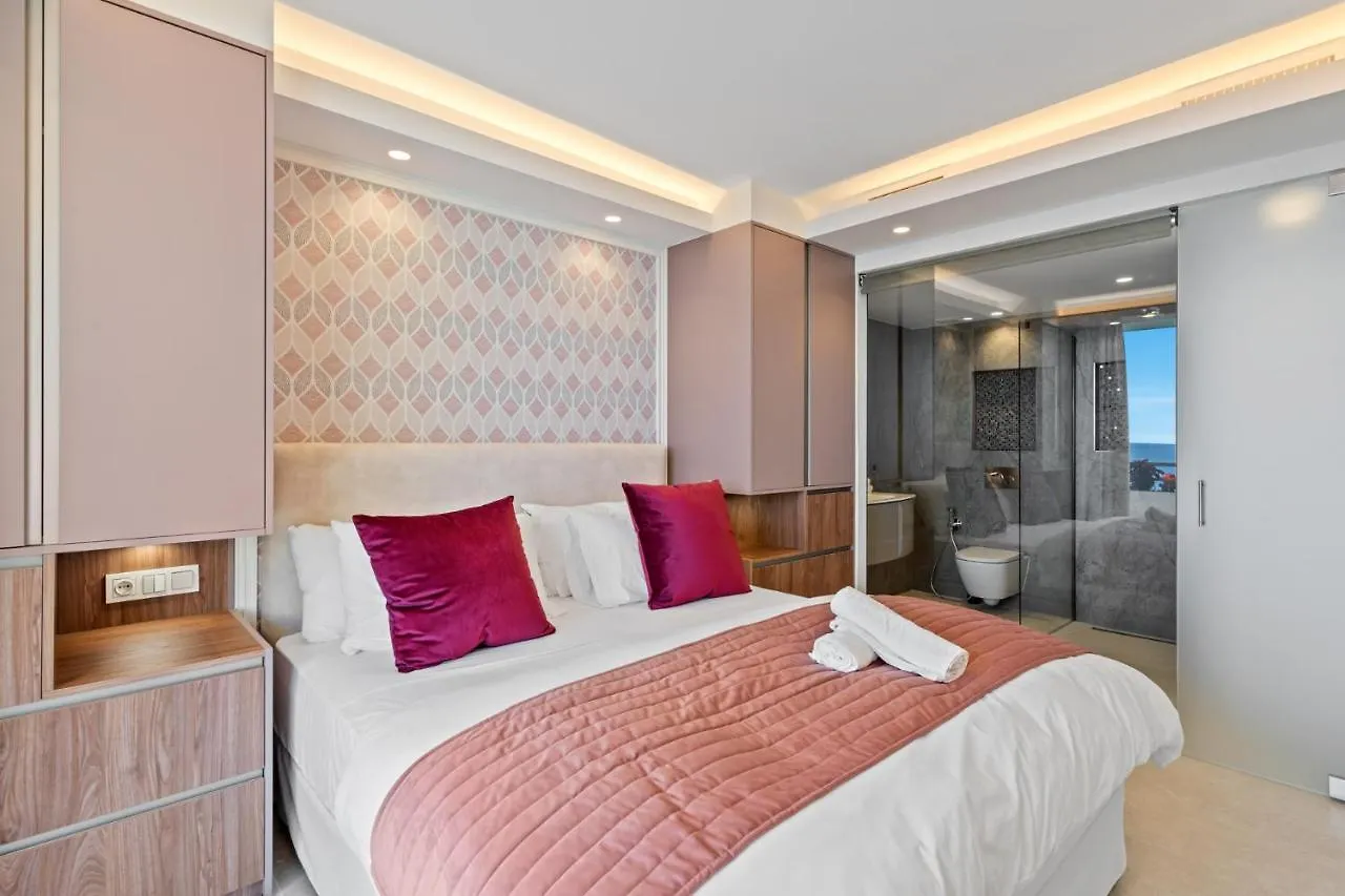 דירות מארבלה Fully Renovated Frontline Flat ספרד